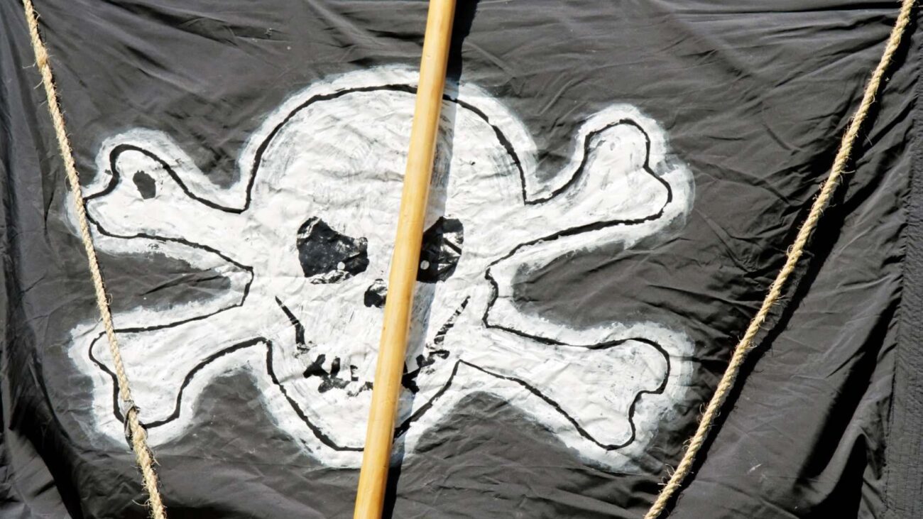 Piratenflaggen: Jedes Kind gestaltet seine eigene Piratenflagge, die als Deko genutzt werden kann.