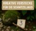 Titelbild mit moosbedecktem Stein, einem Hinweiszettel mit der Zahl 3 und dem Text „Kreative Verstecke für die Schnitzeljagd“ – ideal für einen Blogbeitrag über clevere Ideen beim Schatzsuchen.