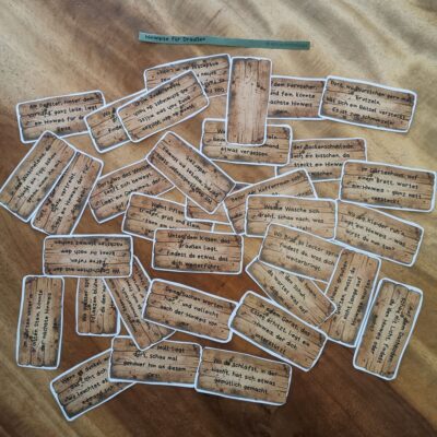 Ausgeschnittene Rätsel- und Hinweis-Karten für eine Schnipseljagd im Freien. Die Karten haben ein rustikales Holzdesign und enthalten verschiedene Aufgaben und Reime, die Kinder zu den nächsten Verstecken führen. Die Hinweise sind spielerisch formuliert und helfen den Kindern, den Schatz Schritt für Schritt zu finden. Ob im Garten, hinter Möbeln oder bei Alltagsgegenständen – die Schnipsel bieten eine abwechslungsreiche und spannende Schnipseljagd