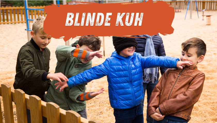 Blinde Kuh kinder spielen das beliebte Blinde Kuh spiel auf einer Wiese