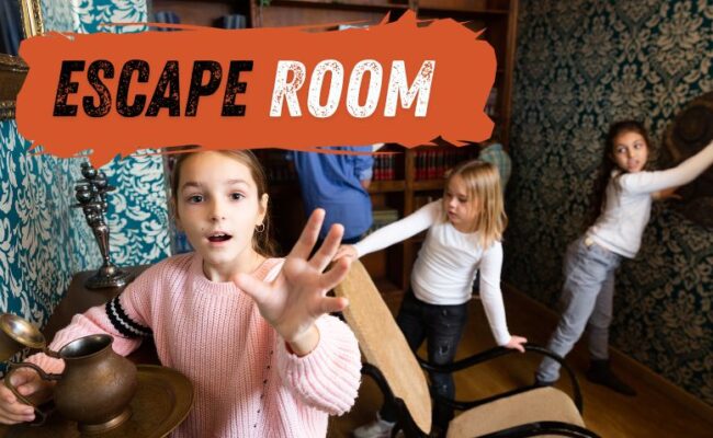 Escape Room Spiel- Kinder sind in einem Escape Room und versuchen Hinweise zu finden und Rätsel zu lösen