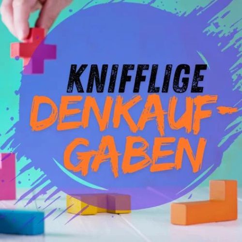 Bunte Holzpuzzle-Teile werden zu einem kniffligen Rätsel zusammengesetzt. Darüber die Aufschrift 'Knifflige Denkaufgaben