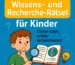 Kind mit Lupe betrachtet ein Buch mit Weltkugel und Glühbirne, darunter der Titel „Wissens- und Recherche-Rätsel für Kinder – Clever raten, schlau recherchieren!