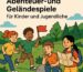 Kinder spielen draußen Abenteuer- und Geländespiele mit Karte und Fahne im Wald
